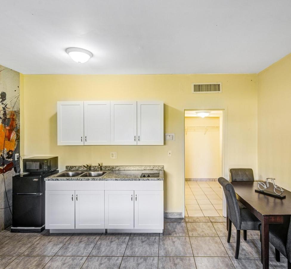 Private Hallandale Beach Studio Wbath Walking Distance To The Beach Pool Free Parking Exteriér fotografie