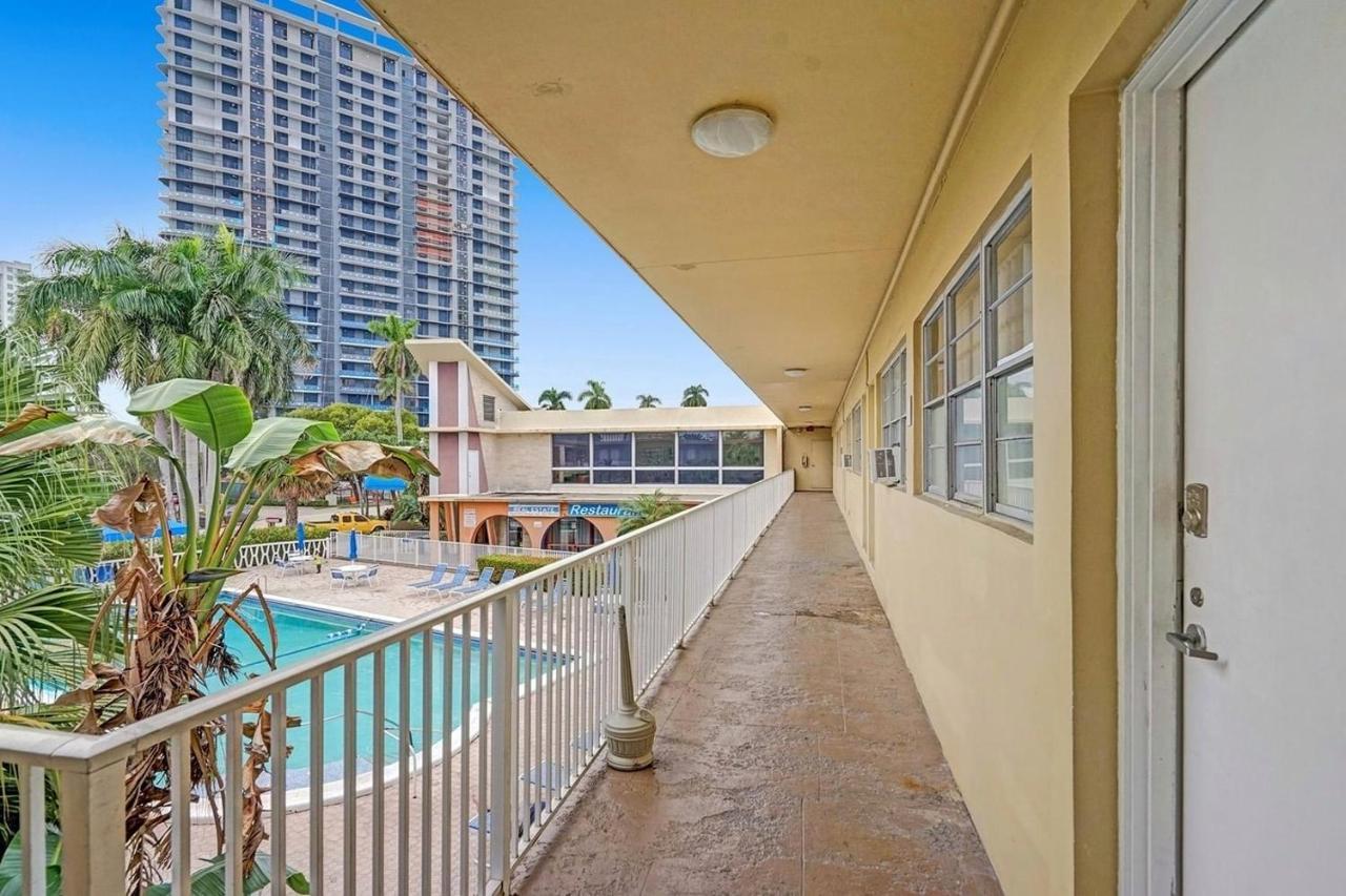 Private Hallandale Beach Studio Wbath Walking Distance To The Beach Pool Free Parking Exteriér fotografie
