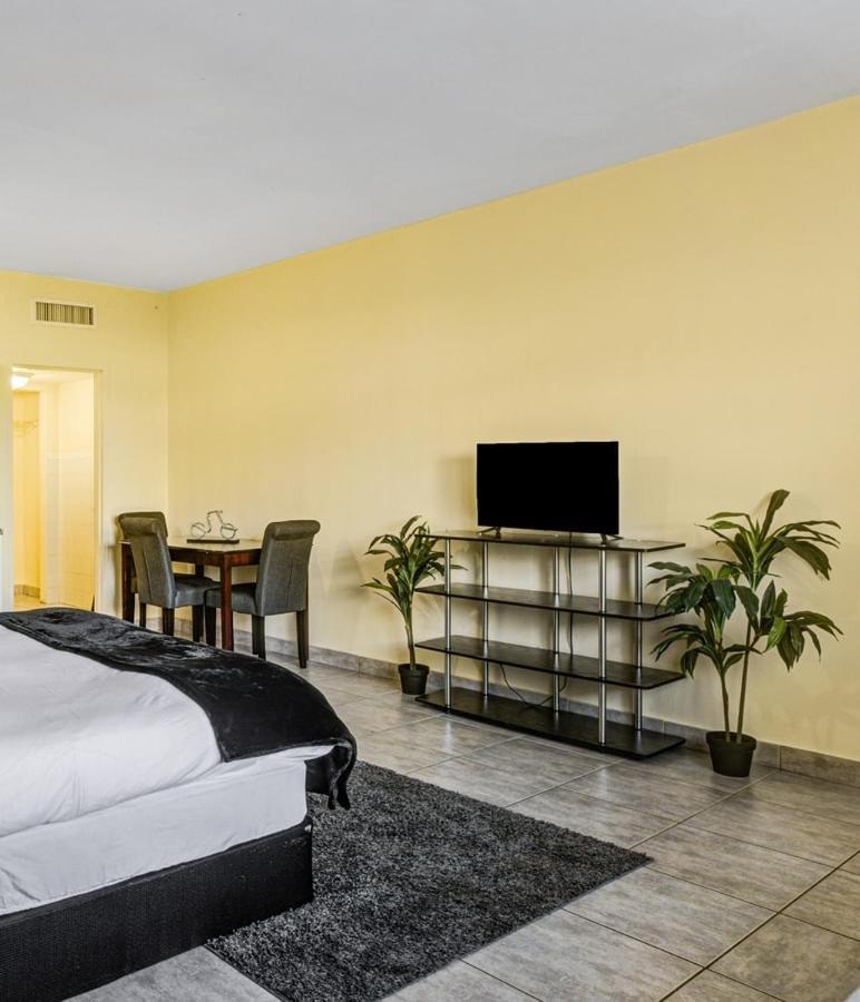 Private Hallandale Beach Studio Wbath Walking Distance To The Beach Pool Free Parking Exteriér fotografie
